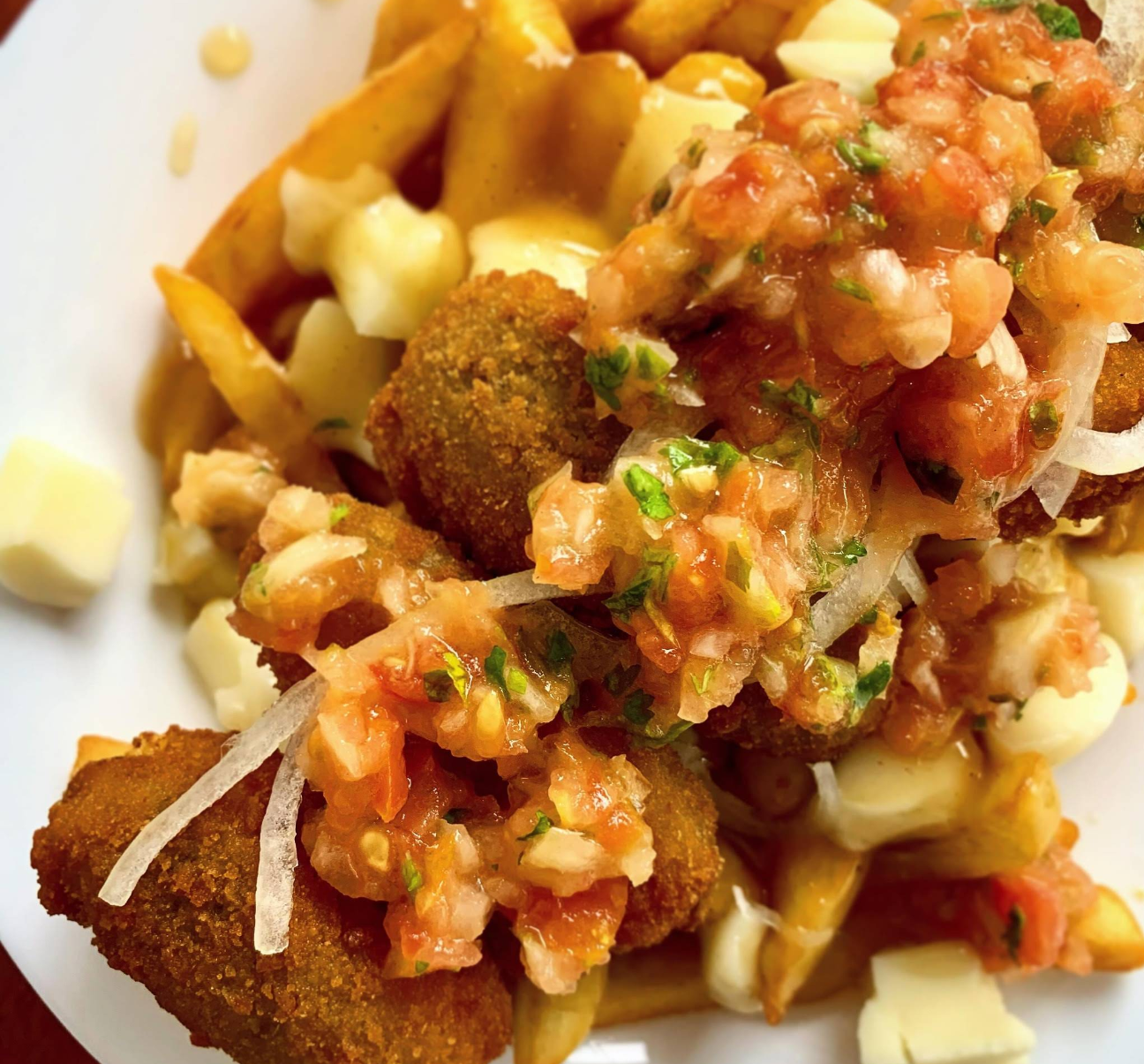 Poutine fusion avec salsa fraîche et bouchées croustillantes