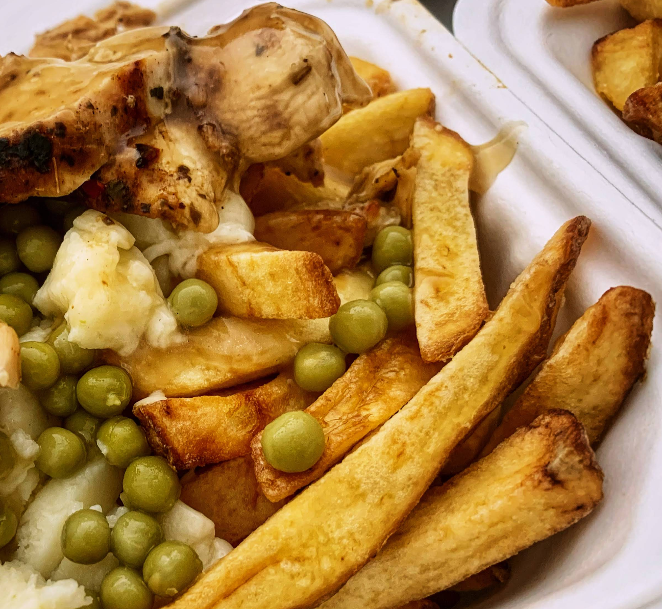 Poutine au poulet, sauce crémeuse et petits pois