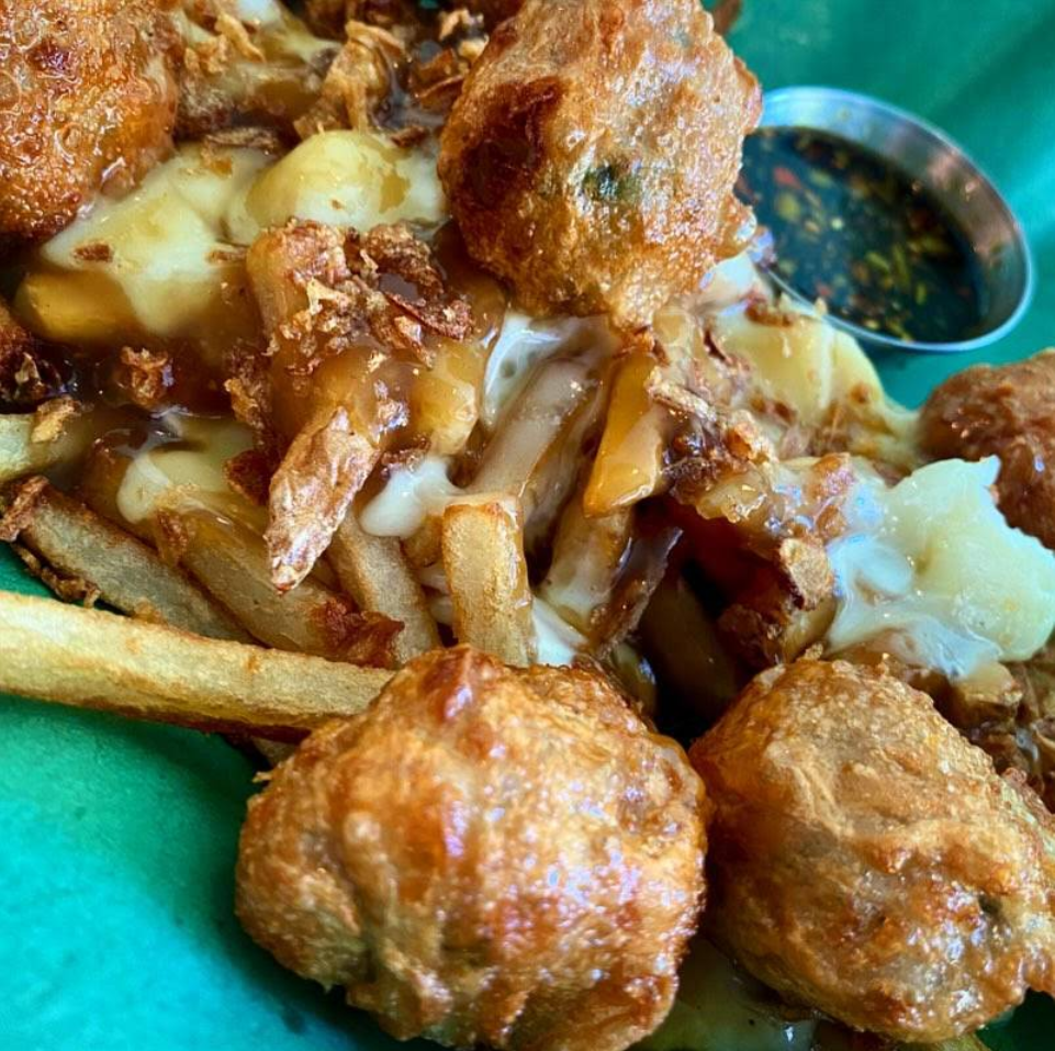 Poutine gourmande avec bouchées croustillantes