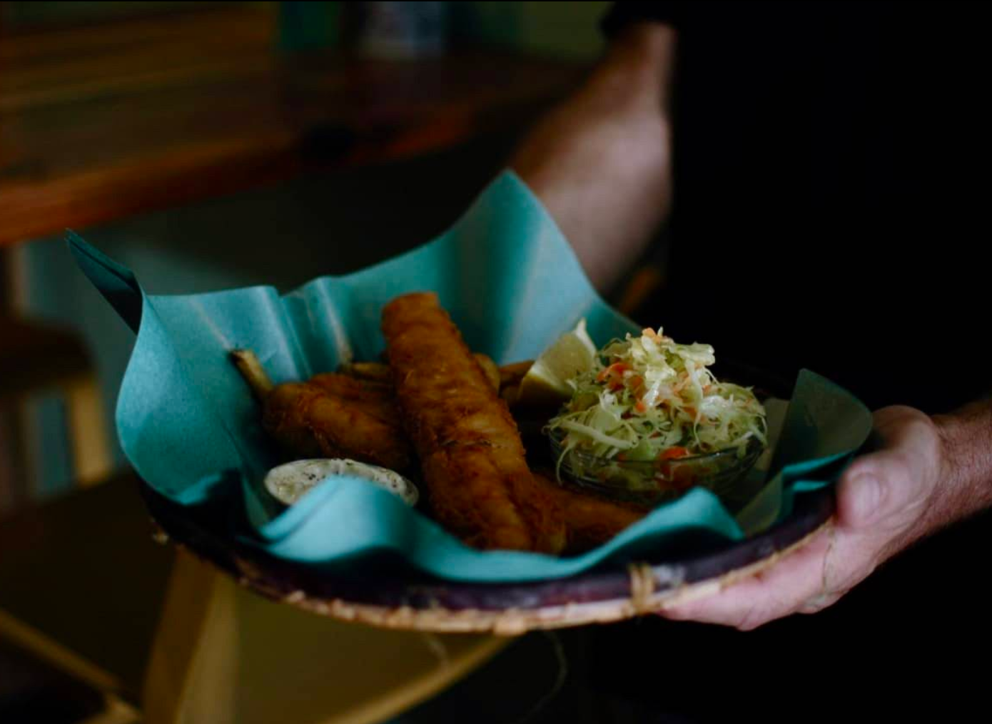 Fish & chips servi avec salade