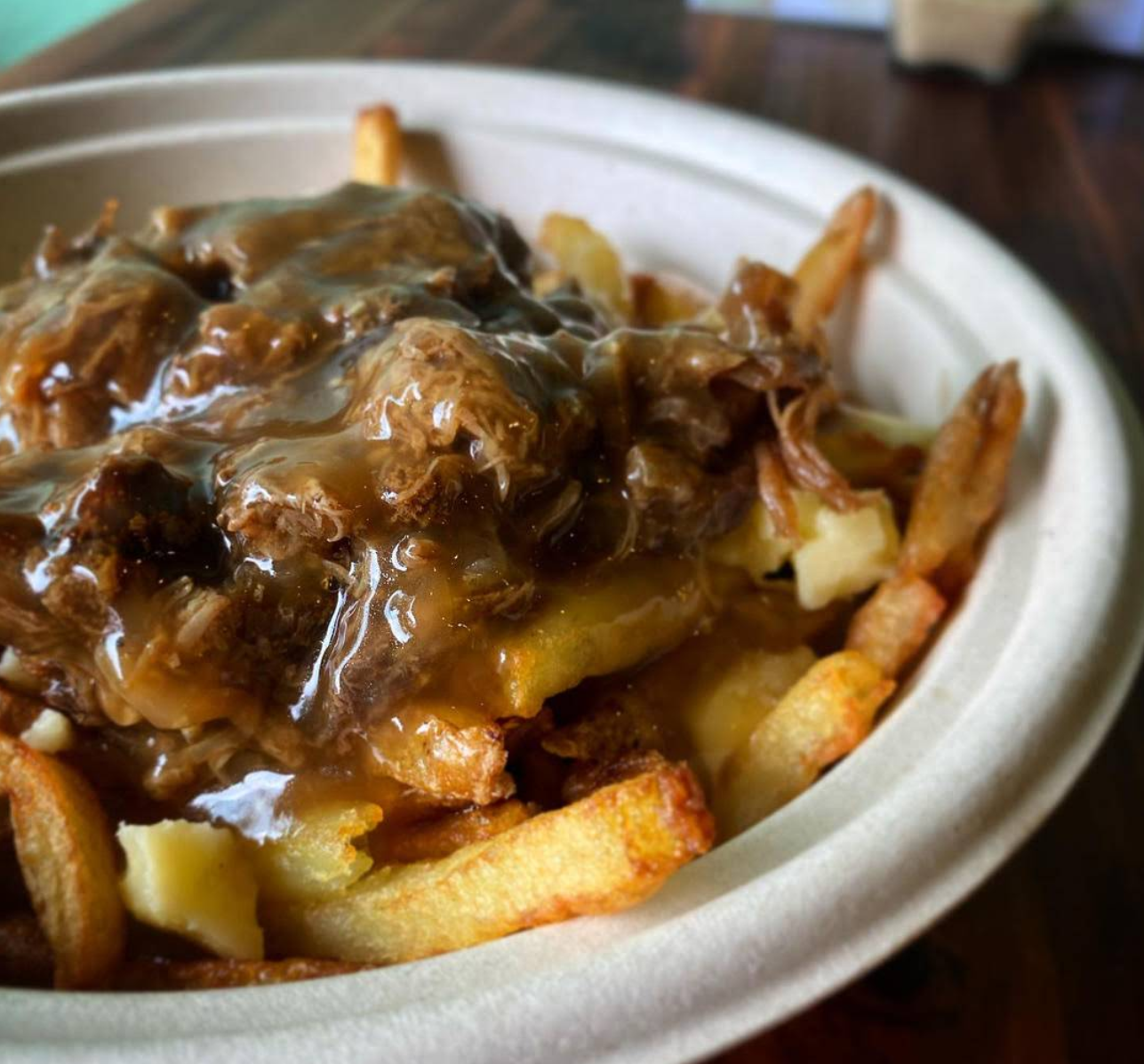 Poutine sauce brune avec effiloché de viande
