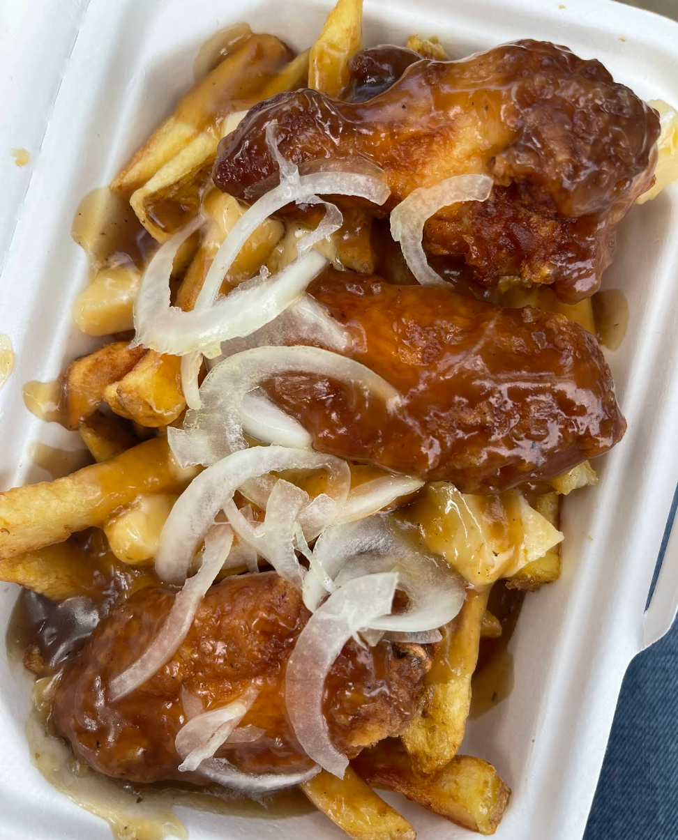 Poutine aux ailes de poulet et oignons