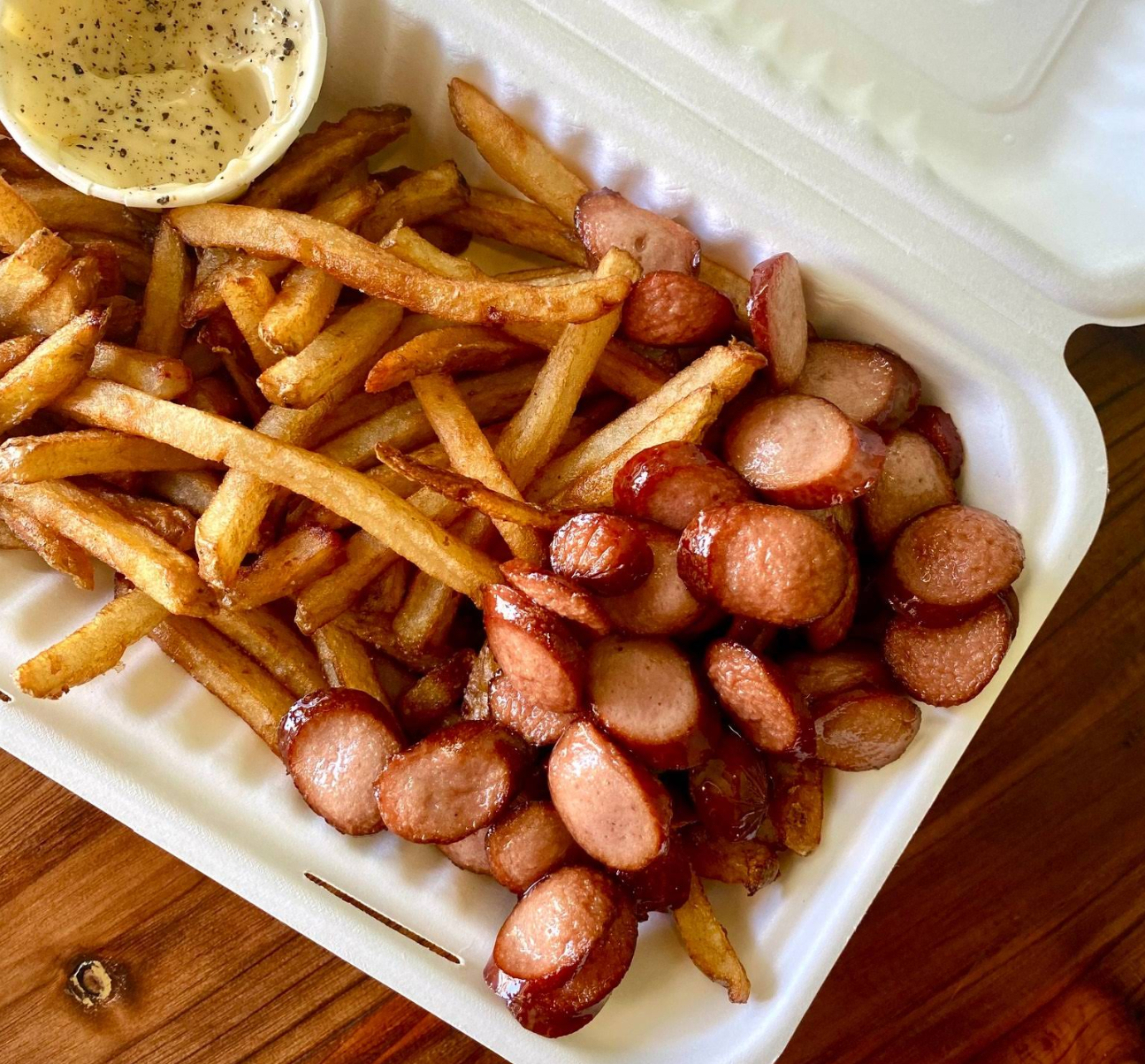 Saucisses grillées avec frites maison